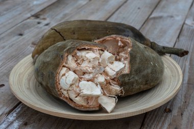 Baobab meyvesi veya Adansonia digitata tabakta, hamurda ve tozda, Doğu Afrika 'daki Zanzibar adasında süper yiyecekler. Kapat.