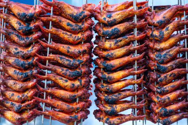 Kota Kinabalu, Borneo, Malezya 'daki sokak yemekleri pazarında kızarmış tavuk kanadı.