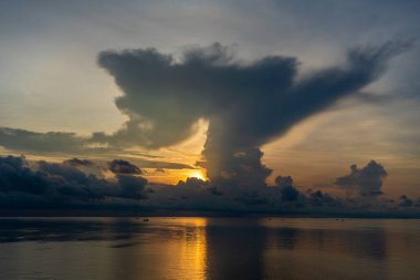 Vietnam 'ın Phu Quoc adasındaki manzara gündoğumu. Seyahat ve doğa kavramı. Sabah gökyüzü, bulutlar, güneş ve deniz suyu