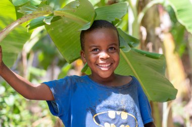 Zanzibar, Tanzanya - 16 Kasım 2019: Tanzanya, Doğu Afrika 'daki Zanzibar adasının bir caddesinde, bilinmeyen Afrikalı genç mutlu çocuk,