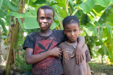 Zanzibar, Tanzanya - 16 Kasım 2019: Tanzanya, Doğu Afrika 'da Zanzibar adasının bir caddesinde kimliği belirsiz iki genç çocuk,