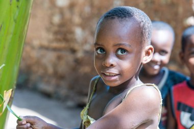 Zanzibar, Tanzanya - 16 Kasım 2019: Zanzibar Adası, Tanzanya, Doğu Afrika 'da bilinmeyen Afrikalı çocuklar