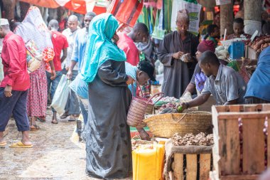 Zanzibar, Tanzanya - 23 Kasım 2019: Afrikalı insanlar sizi Zanzibar, Tanzanya, Doğu Afrika 'daki yerel sokak pazarında satıp satın alıyorlar.