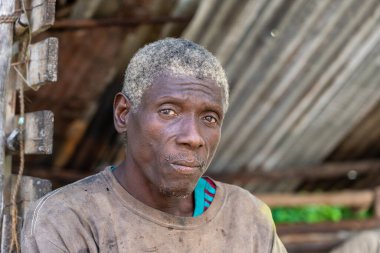 Zanzibar, Tanzanya - 22 Kasım 2019: Doğu Afrika, Tanzanya 'daki Zanzibar adasının yakınındaki sokakta yaşayan Afrikalı yaşlı adam