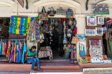 Zanzibar, Tanzanya - 25 Kasım 2019: Afrika 'daki bir giyim mağazasının ön görüntüsü, Zanzibar, Tanzanya, Doğu Afrika' daki Stone Town 'daki turistler için tablolar ve hediyelik eşyalar