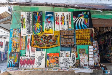 Zanzibar, Tanzanya - 25 Kasım 2019: Afrika 'daki bir giyim mağazasının ön görüntüsü, Zanzibar, Tanzanya, Doğu Afrika' daki Stone Town 'daki turistler için tablolar ve hediyelik eşyalar