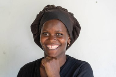 Zanzibar, Tanzanya - Kasım 01, 2019: Afrikalı kız aşçı Zanzibar, Tanzanya, Doğu Afrika 'da bir plaj restoranında çalışıyor