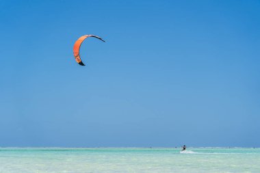 Zanzibar, Tanzanya - 11 Kasım 2019: Kitesurfer deniz suyunda sörf yapıyor, Zanzibar Adası, Tanzanya, Doğu Afrika 'da çekici bir spor.
