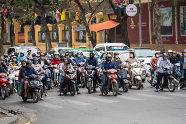 Hanoi, Vietnam - 01 Mart 2020: Eski kasaba Hanoi, Vietnam 'da motosiklet trafiği