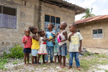 Zanzibar, Tanzanya - 18 Ocak 2020: Zanzibar Adası, Tanzanya, Doğu Afrika 'da bilinmeyen Afrikalı çocuklar