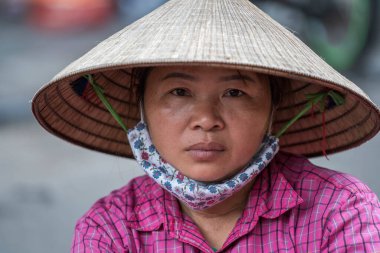 Hanoi, Vietnam - Mart 01, 2020: Eski kasaba Hanoi, Vietnam 'da saman şapkalı kadın portresi