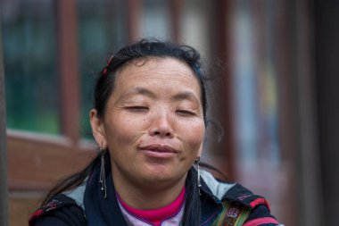Sapa, Vietnam - Mart 02, 2020: Kuzey Vietnam 'daki Sapa dağ köyündeki sokak pazarında etnik kadın portresi