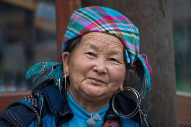 Sapa, Vietnam - Mart 02, 2020: Kuzey Vietnam 'daki Sapa dağ köyündeki sokak pazarında etnik kadın portresi