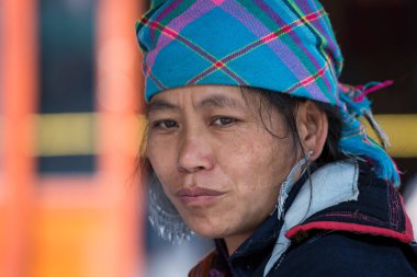Sapa, Vietnam - Mart 02, 2020: Kuzey Vietnam 'daki Sapa dağ köyündeki sokak pazarında etnik kadın portresi
