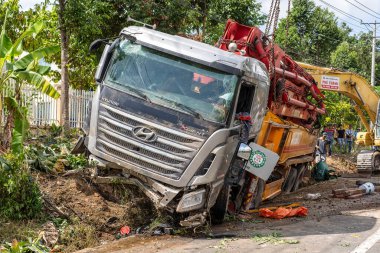 Phu Quoc Adası, Vietnam - 12 Mayıs 2020: Phu Quoc Adası, Vietnam yolundaki kazada büyük bir kamyon hasar gördü