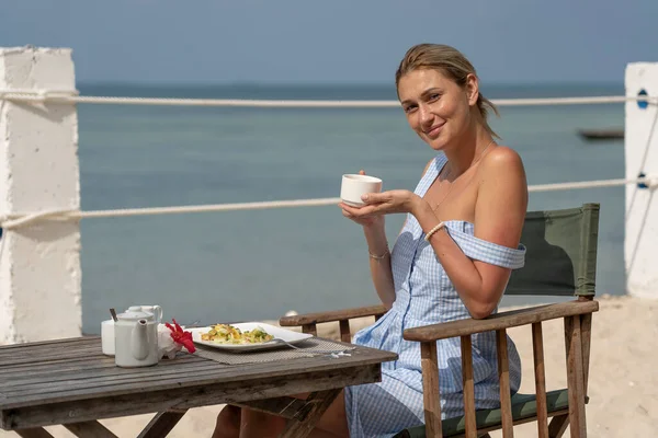 Mujer Joven Desayunando Románticamente Restaurante Del Hotel Durante Amanecer Cerca — Foto de Stock