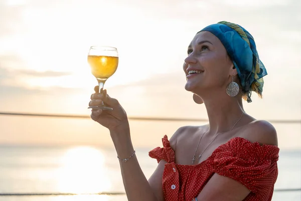 Mujer Linda Sosteniendo Copa Vino Blanco Contra Una Hermosa Puesta — Foto de Stock