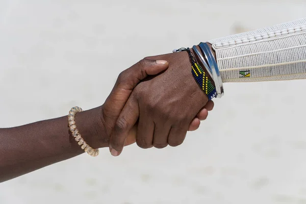 Massai Männer Aus Dem Stamm Beim Händeschütteln Tropischen Strand Auf — Stockfoto