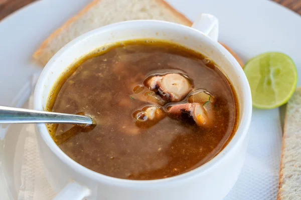 Sopa Frutos Mar Uma Tigela Branca Mesa Tanzânia África Oriental — Fotografia de Stock