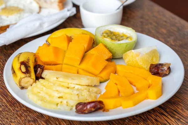 Frutas Tropicales Plato Desayuno Cerca Plátano Fresco Fruta Pasión Piña — Foto de Stock