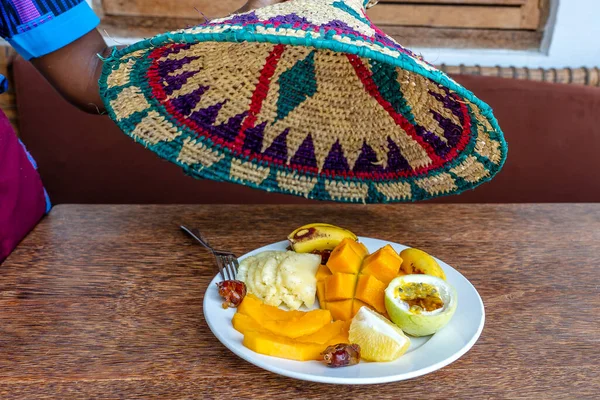 Waiter Lifts Straw Cover Food Tropical Fruits Breakfast Fresh Banana — Stock Photo, Image