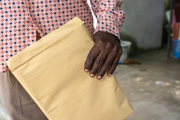 Afrikaner Mit Einer Papiertüte Der Hand Mit Dokumenten Insel Sansibar — Stockfoto