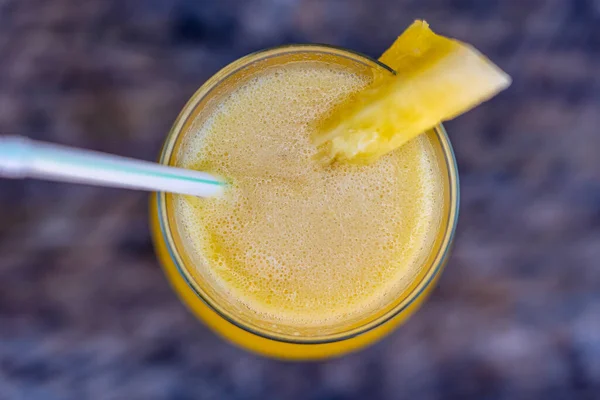 Suco Recentemente Espremido Abacaxi Uma Taça Vidro Mesa Madeira Fundo — Fotografia de Stock