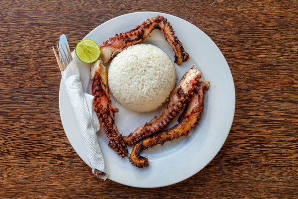 Stekt Bläckfisk Tentakler Med Vitt Ris Platta Närbild Ovanifrån — Stockfoto