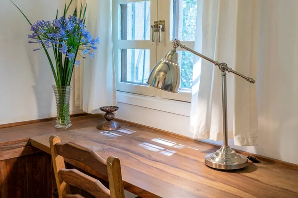 Houten Tafel Met Stoel Lamp Een Boeket Bloemen Bij Het — Stockfoto