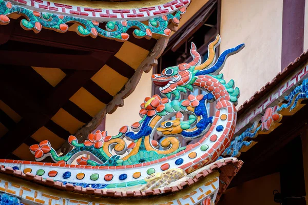 Красочная Скульптура Дракона Крыше Буддийском Храме Дананге Вьетнам Закрыть — стоковое фото