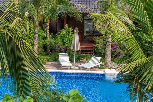 Letní Venkovní Bazén Lehátka Blízkosti Moře Tropické Pláži Ostrově Phu — Stock fotografie
