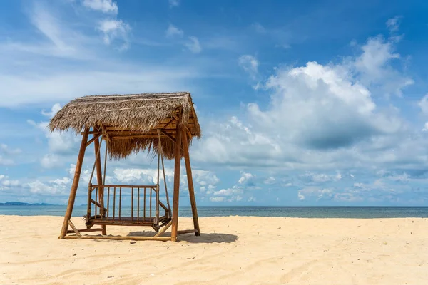 在越南弗国岛上靠近海面的一个沙质热带海滩上 木制的屋顶下摇曳着木制的秋千 旅行和自然概念 — 图库照片