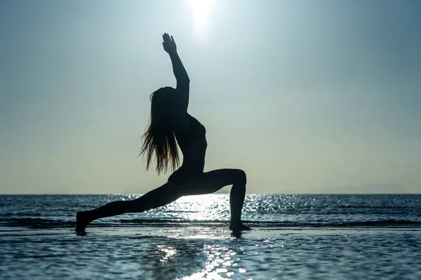 Silueta Mujer Pie Postura Yoga Playa Tropical Durante Puesta Del — Foto de Stock