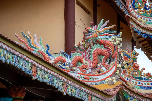 屋根の上にカラフルな龍の彫刻ベトナム ダナンの仏教寺院で 閉じろ — ストック写真