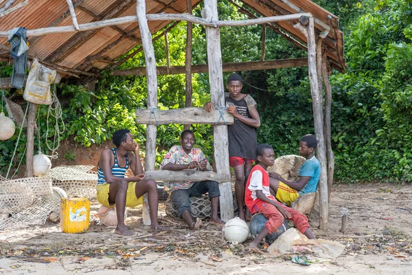 坦桑尼亚桑给巴尔 2019年11月16日 非洲男子和男孩坐在坦桑尼亚桑给巴尔岛海岸的遮阳篷下 围观非洲东部 — 图库照片