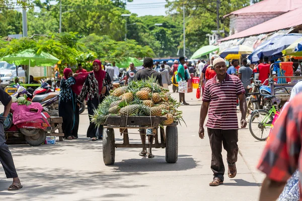 Zanzibar Tanzania November 2019 African Man Carrying Cart Tropical Fruits — Stock Photo, Image