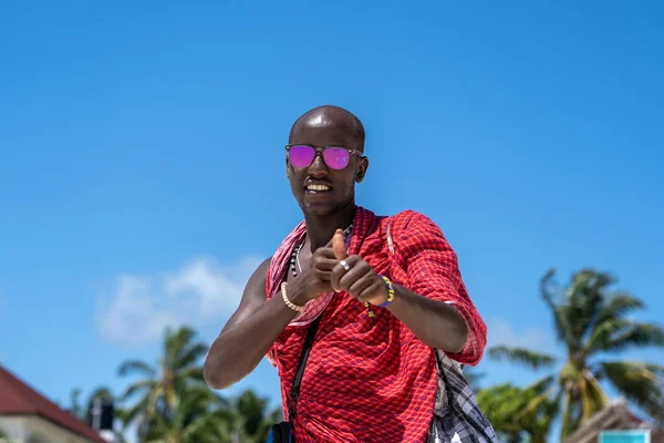 Zanzibar Tanzânia Novembro 2019 Homem Africano Masai Vestido Com Roupas — Fotografia de Stock