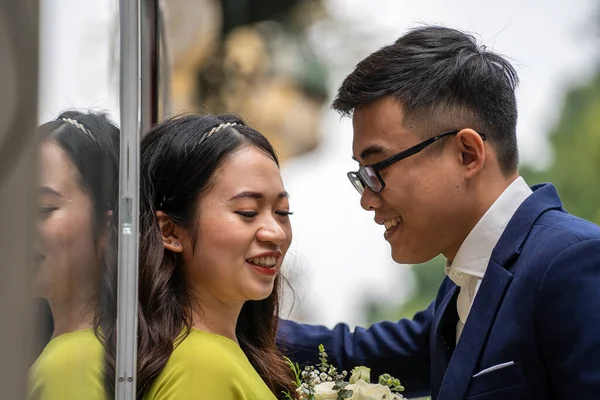 Hanoi Vietnam März 2020 Ein Verliebtes Paar Steht Auf Der — Stockfoto