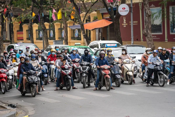 越南河内 2020年3月1日 越南河内旧城区街道上的摩托车交通 — 图库照片