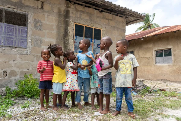 Zanzíbar Tanzania Enero 2020 Niños Africanos Desconocidos Una Calle Isla — Foto de Stock