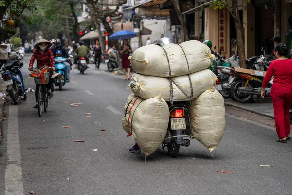 Hanoi Vietnam Marzo 2020 Trasporto Merci Moto Strada Nel Centro — Foto Stock