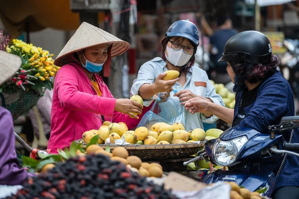 Hanoi Vietnam Mars 2020 Kvinnor Som Säljer Frukt Och Grönsaker — Stockfoto