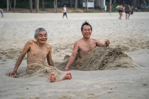 Danang Vietnam Junio 2020 Dos Vietnamitas Toman Baño Arena Playa — Foto de Stock