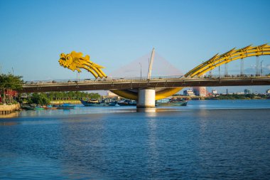 Danang, Vietnam - 18 Haziran 2020: Vietnam şehir merkezindeki Han Nehri üzerindeki Ejderha Nehri Köprüsü 'nün manzarası