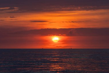 Denizde, Danang City, Vietnam yakınlarındaki deniz manzaralı gün doğumu. Seyahat ve doğa kavramı. Sabah kızıl gökyüzü, bulutlar, güneş ve deniz suyu