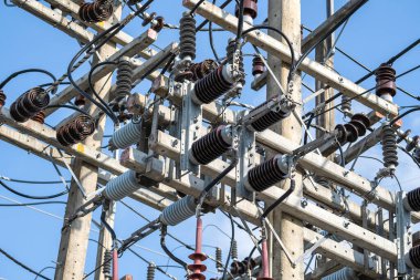 Elektrik santralinde yüksek voltajlı yalıtım, yakın çekim.