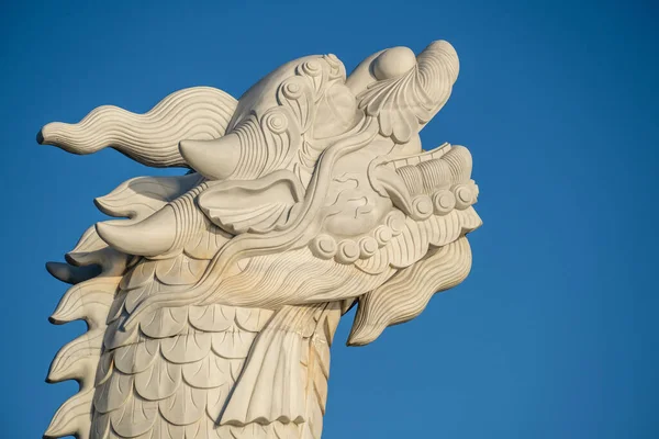 越南丹南市蓝天背景下的细鲤龙雕像 靠近点 — 图库照片