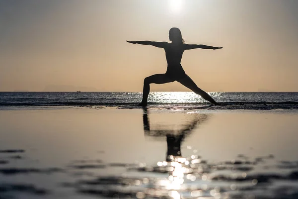 Silhouette Woman Standing Yoga Pose Tropical Beach Sunset Caucasian Girl — Stock Photo, Image