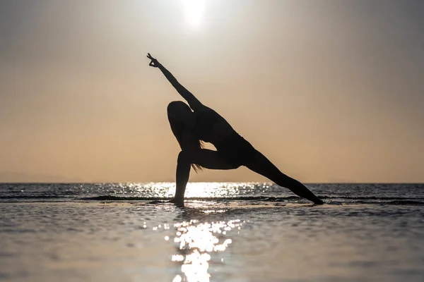 Silueta Mujer Pie Postura Yoga Playa Tropical Durante Puesta Del — Foto de Stock