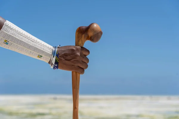 Mano Masai Tribale Con Braccialetto Colorato Sulla Spiaggia Sabbia Vicino — Foto Stock